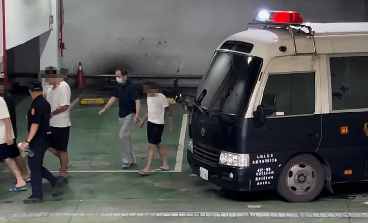 初文卿（黑衣男子）。謝亞庭攝