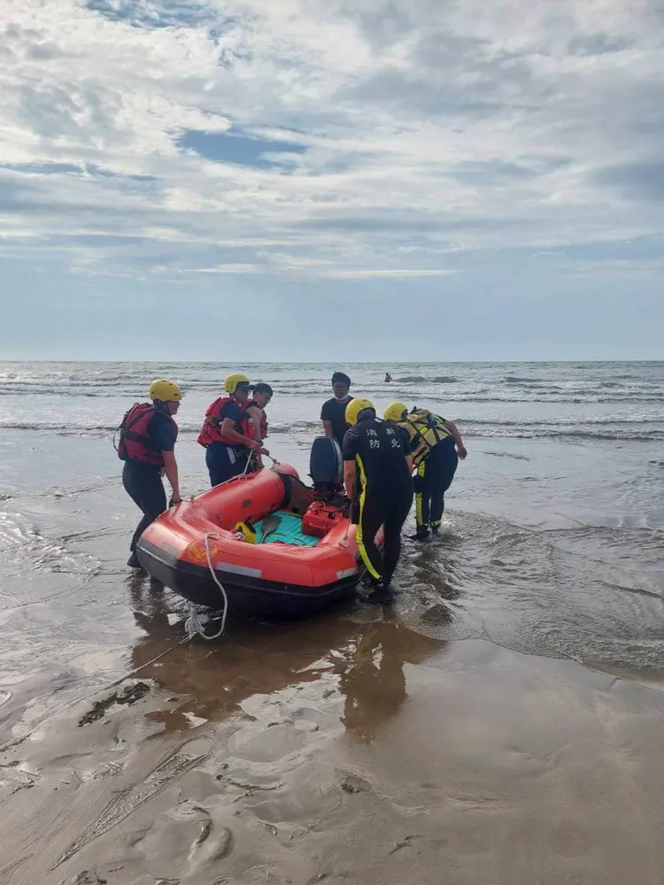 法籍男子於離岸500公尺處被海巡發現救起，但已溺水無呼吸心跳，目前送往淡水馬偕醫院搶救。翻攝畫面