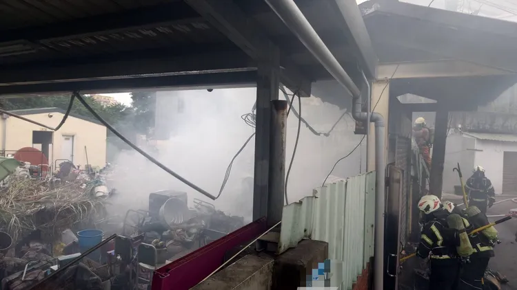 警消搶救。桃園市消防局提供