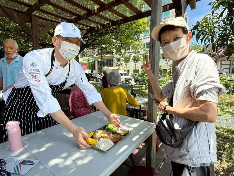 竹市幸福小蜜蜂餐車送暖到社區。新竹市府提供