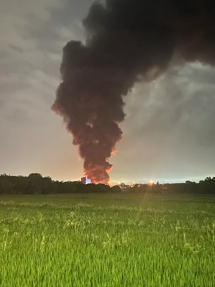 火場濃煙蔽天。張沛森攝