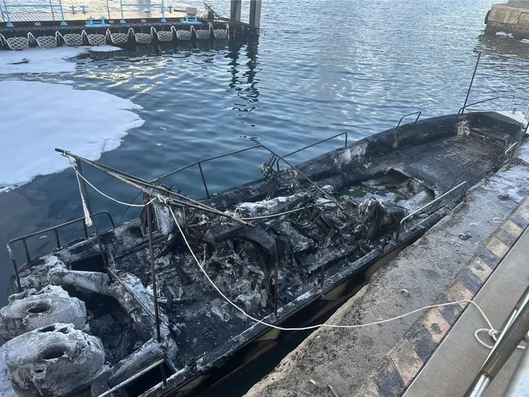 警消花費近1個小時滅火，漁船燒得只剩空殼。翻攝照片