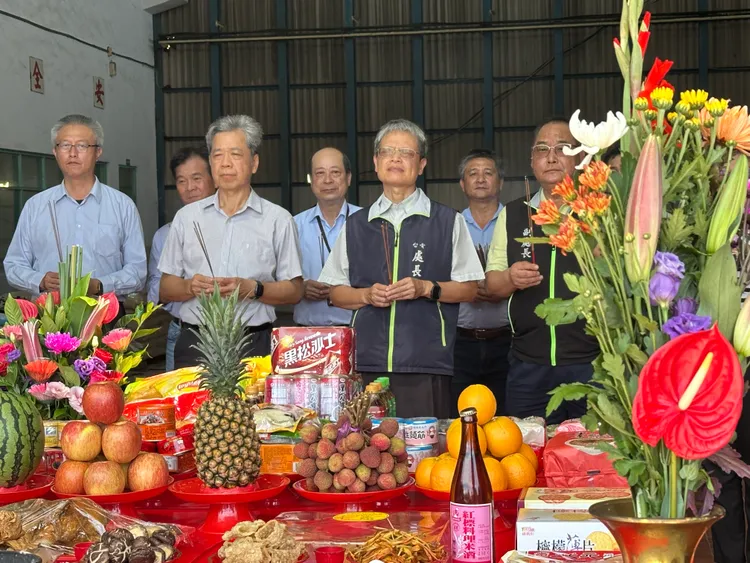 電屏東區處舉行謝土典禮，由處長饒祐禎（中）率領團隊感謝保佑工程順利，人員平安。翻攝畫面