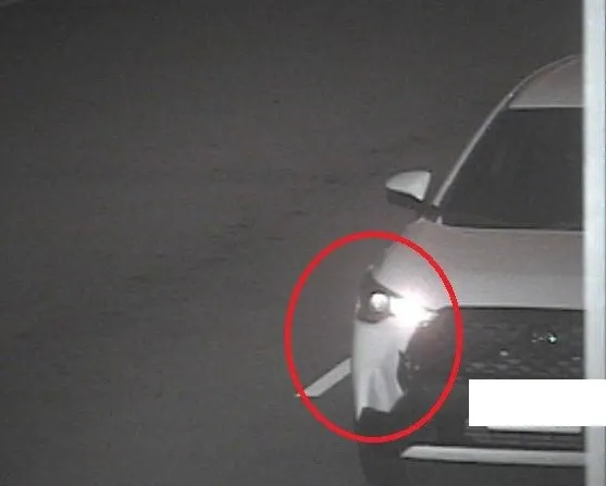 撞斷消防栓的租賃小客車肇事逃逸。民眾提供