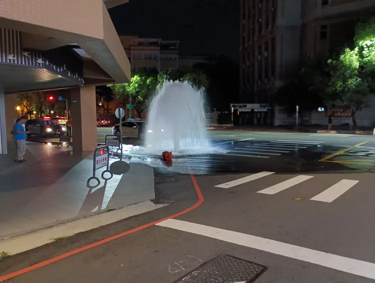 消防栓被撞斷，水柱噴至2樓高。民眾提供