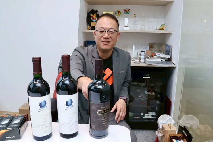 重視生活平衡的尤惠生大方分享平常喜歡的紅酒。莊宗達攝