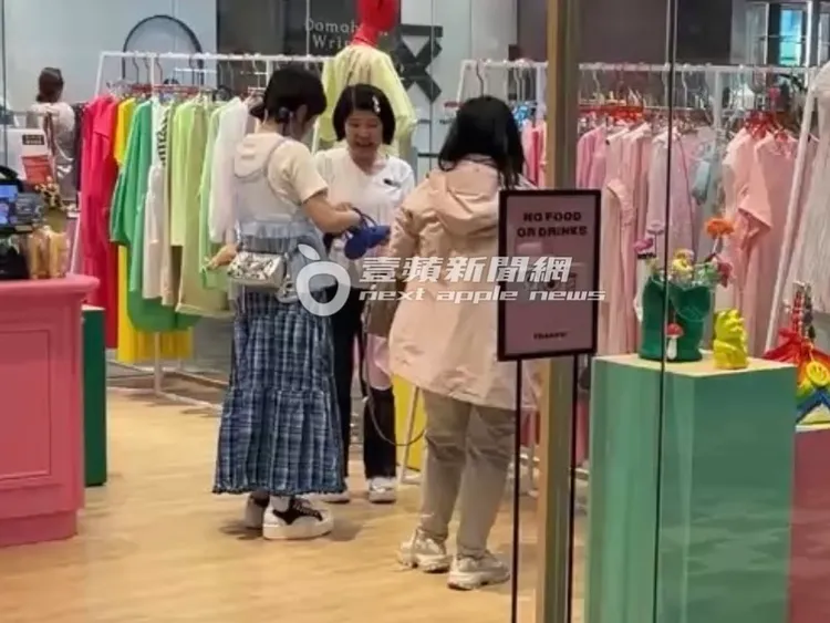 籃籃（左）收工後和助理踏著輕快步伐逛松山文創園區買衣服。特勤中心攝