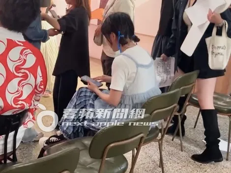 籃籃在台下坐立難安，拿手機反覆練習台語台詞。特勤中心攝