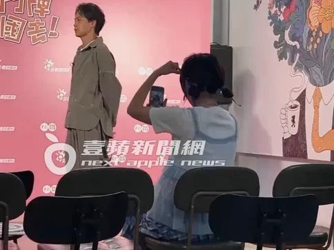 籃籃好不容易錄好她的片段，開心拿手機自拍。特勤中心攝