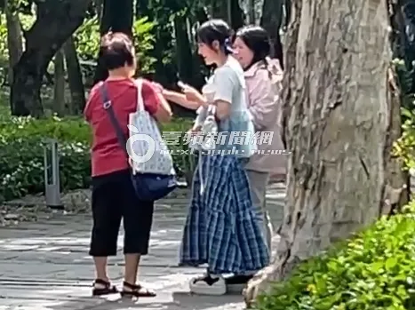 新節目宣傳結束，籃籃（中）在路上遇到阿姨粉絲搭訕合照。特勤中心攝