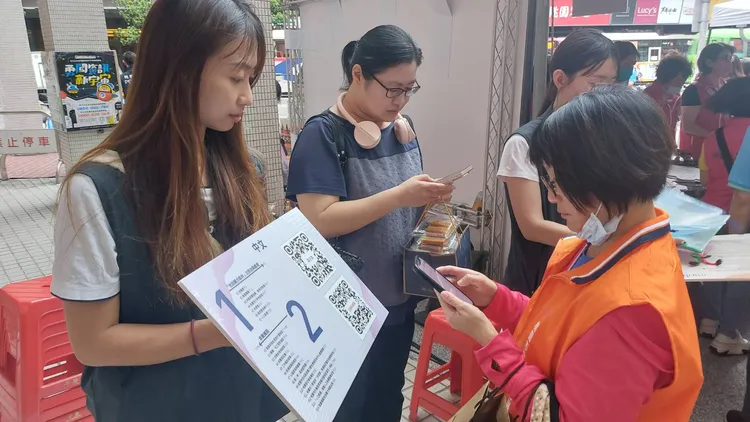 民眾下載電子書。桃園警分局提供