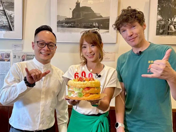 童子瑋（左）、段慧琳、吉雷米手捧蛋糕，慶祝《Go Go Taiwan》迎來第600集。民視提供