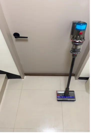 女網友狂推的Dyson v12s 洗地吸塵器，不僅能吸、能拖，甚至連細小的咖啡渣、狗毛跟撒在地上的湯汁都清潔溜溜。翻攝《momo網購好物交流》社團