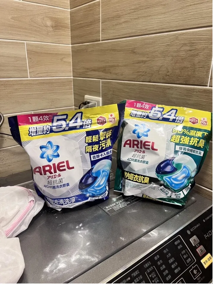原PO同步推薦日本4D超濃縮高效科技「ARIEL洗衣球」，洗完香香的、衣服乾淨省事，每次拿曬好的衣服都變成療癒時刻。翻攝《momo網購好物交流》社團