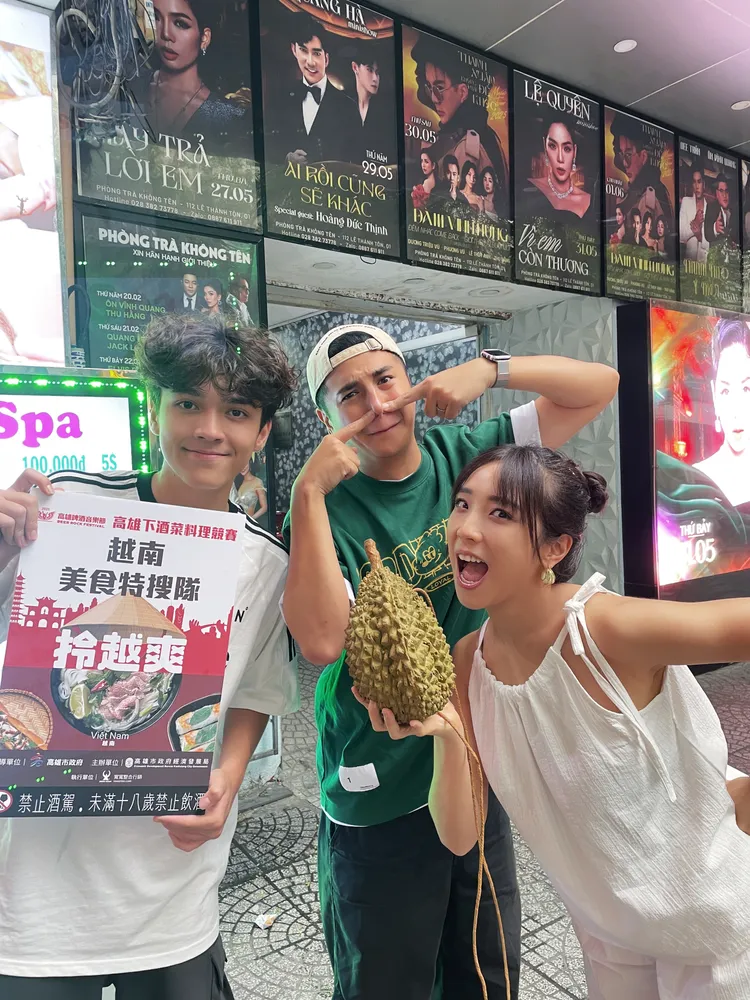 梁舒涵（右起）、曾子余與Dylan品嚐道地越南美食。寬寬整合行銷提供