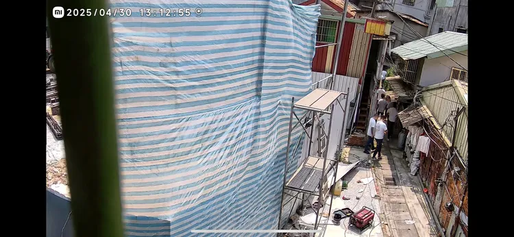 投訴人稱此建物為其所有，但市府認定其座落於隔壁地號，因此未發拆遷通知。投訴民眾提供