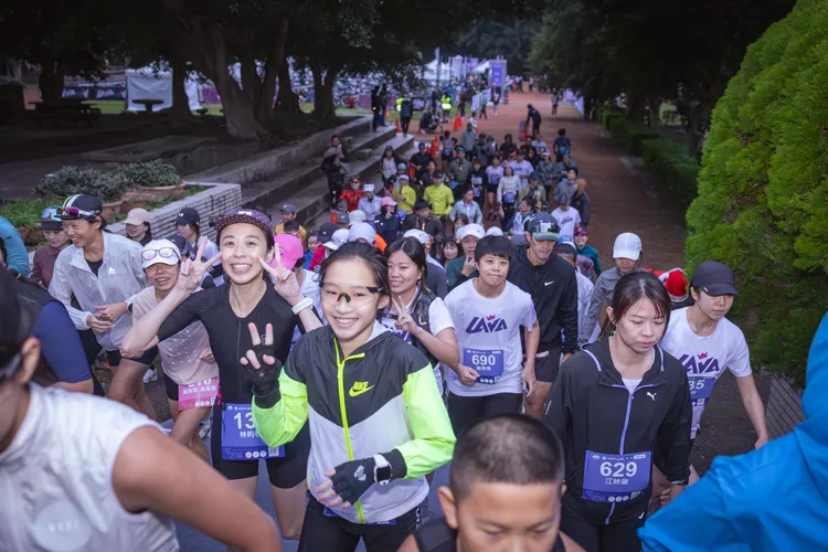 「LAVA QUEEN台北女子二鐵賽」選手們在輕鬆氛圍中自信出發，展現專屬女性的運動魅力(2024比賽活動畫面)。業者提供