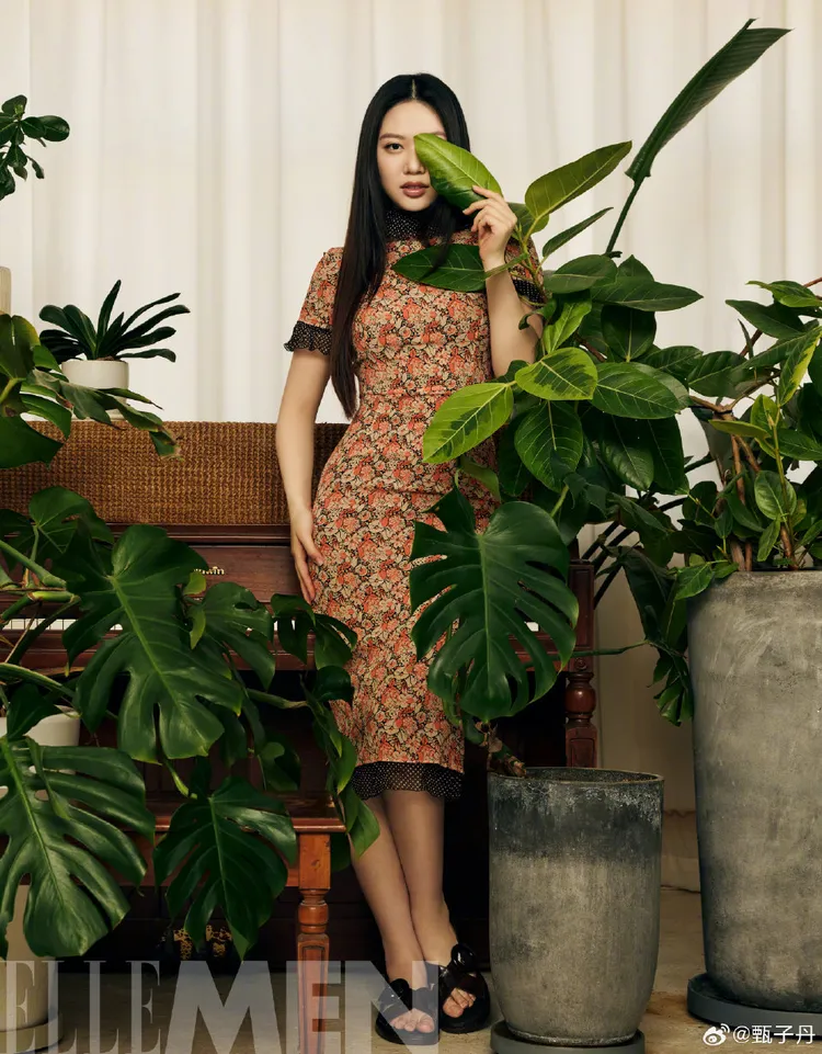 甄濟如以碎花緊身洋裝曬出逆天長腿與驚人水蛇腰。翻攝甄子丹微博