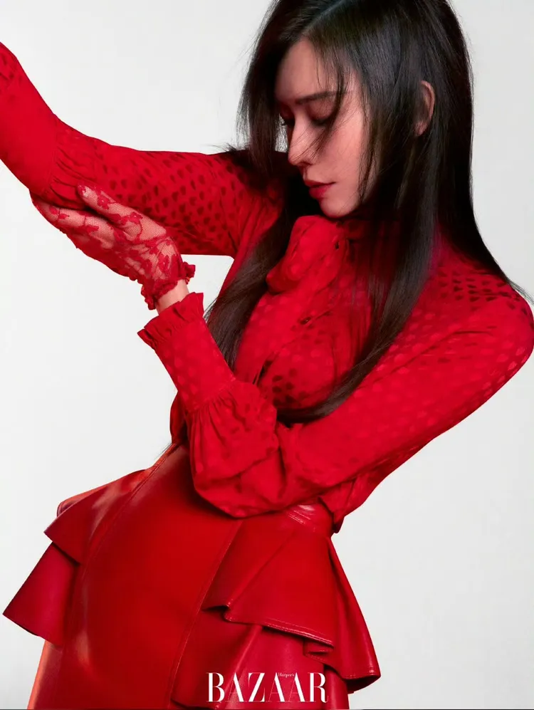 林志玲以紅色波點洋裝搭配皮革裙。翻攝林志玲IG