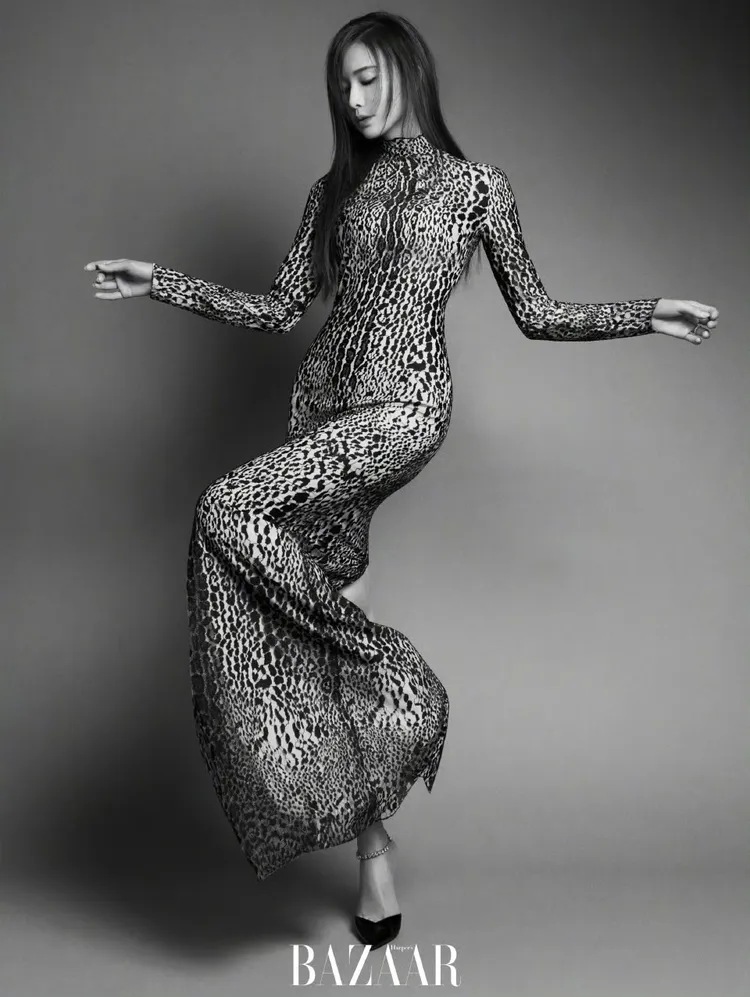 相同的豹紋元素運用到緊身洋裝後，展現出林志玲逆天S曲線。翻攝林志玲IG