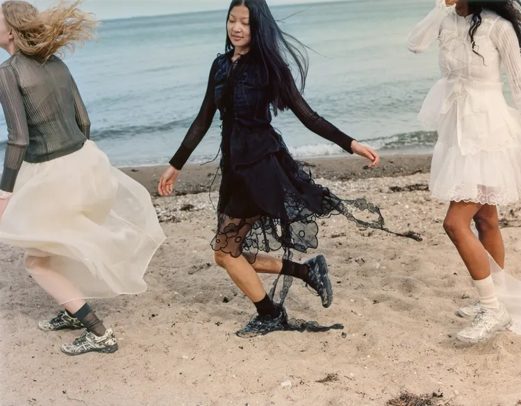 ASICS與Cecilie Bahnsen推出夢幻聯名跑鞋。品牌提供