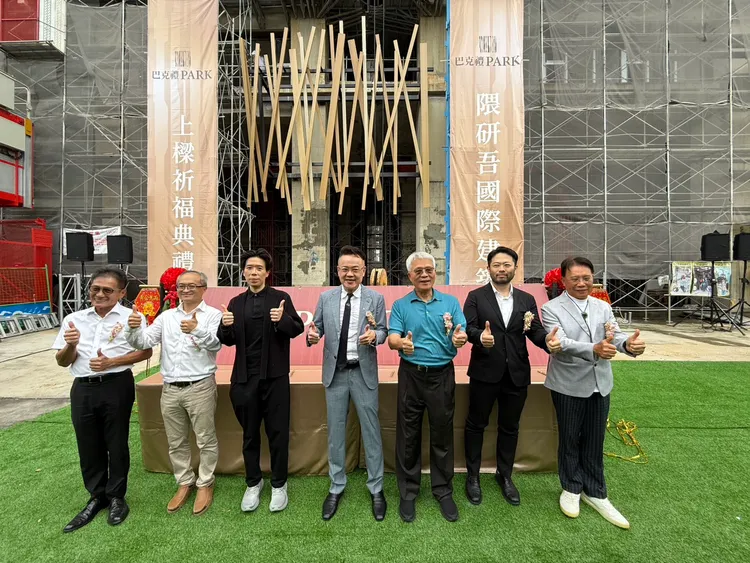 建案今日上樑，預計明年完工。葉家銘攝