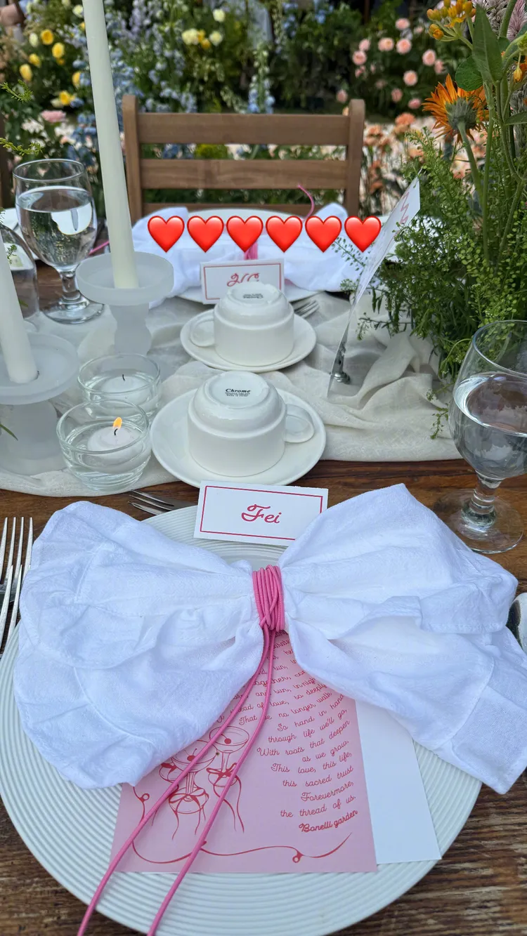 王霏霏拍下賓客座位上的個人名牌。翻攝王霏霏微博