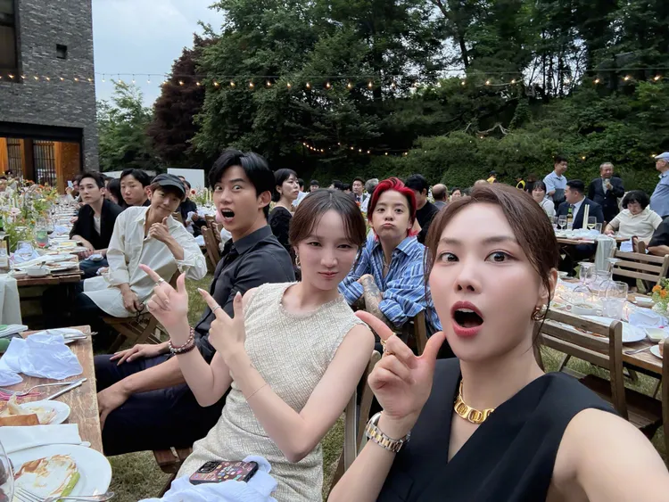 王霏霏（右起）、Amber、孟佳、玉澤演、張祐榮一起喝喜酒。翻攝王霏霏微博