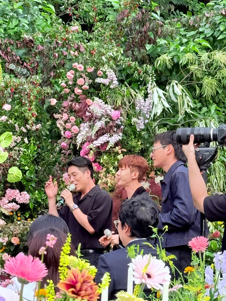 「2AM」李昶旻（左起）、趙權、趙珍雲獻唱。翻攝孟佳微博