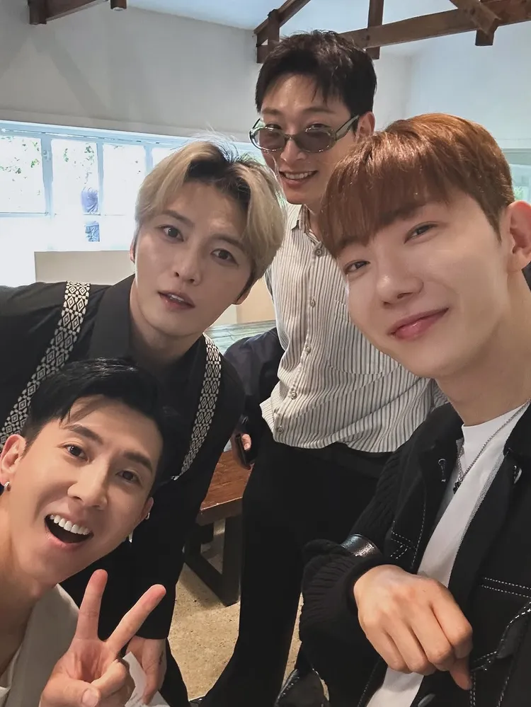 在中（左後）是座上賓之一。翻攝趙權IG