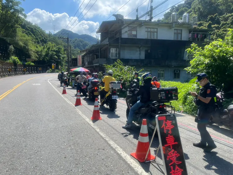 新店警方在北宜公路設置攔檢點。警方提供