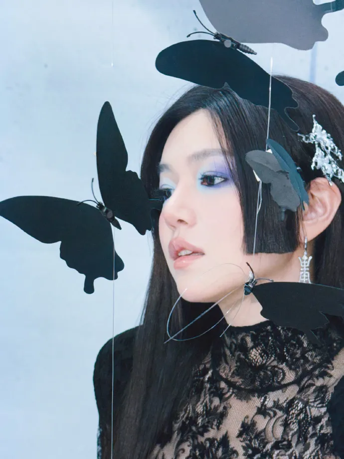 陳妍希藍色蝴蝶妝造成話題。翻攝陳妍希工作室微博