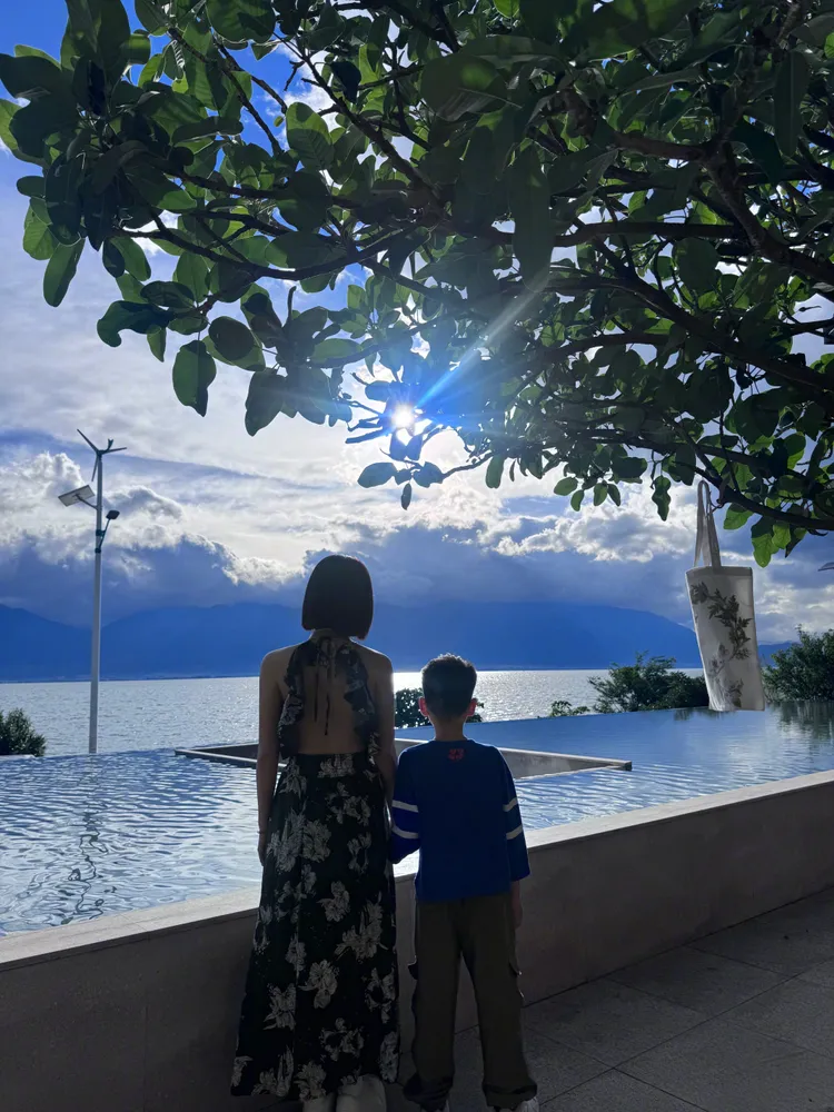 8歲小星星身高已到陳妍希肩膀。翻攝陳妍希微博