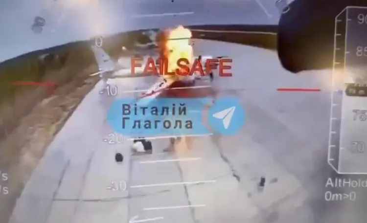 被炸掉的俄羅斯戰略轟炸機。翻攝X@Ukrainefrontline