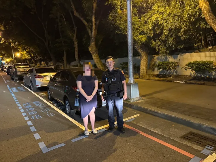 張女感謝警方幫她找到車子停放位置。民眾提供