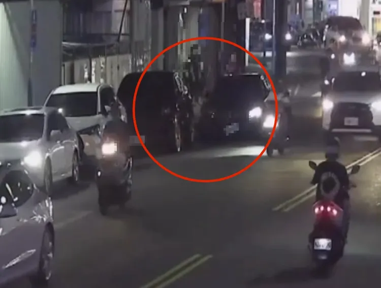 林嫌駕賓士車撞路邊保時捷停下報警，吸毒狀態也跟著曝光。翻攝畫面