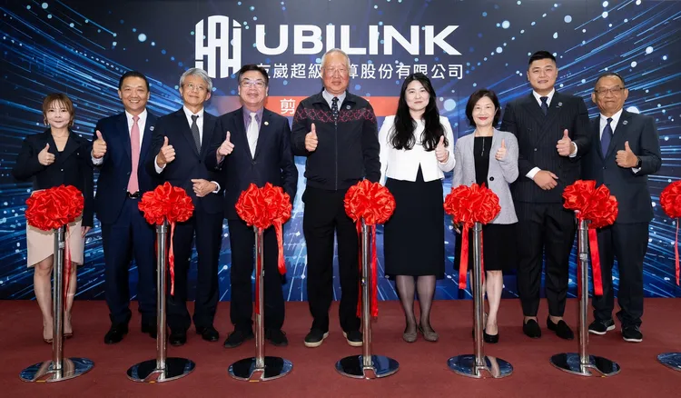 去年11月友崴「Ubilink」超級運算中心啟用典禮，右二為正崴董事長特別助理郭守富。公司提供