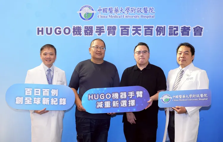 術後3個月減重36公斤的王先生（左二）說，現在走路、爬樓梯、睡覺都輕鬆多了。中醫大附醫提供