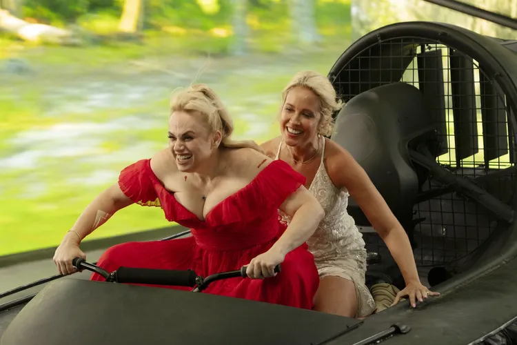 瑞貝爾威爾森與安娜坎普在片中把酒狂歡笑料不斷。采昌提供