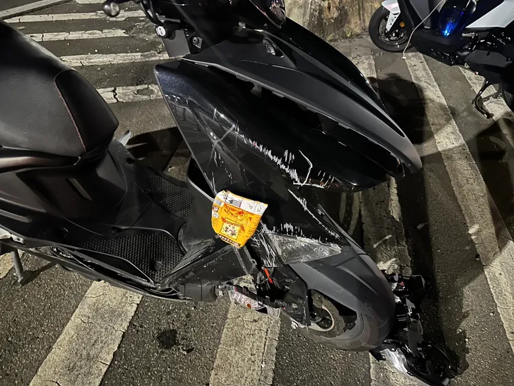 蔡男見前方機車自摔反應不及，追撞後側摔，人受傷車受損，連車上奶茶都被狠狠壓扁。翻攝畫面