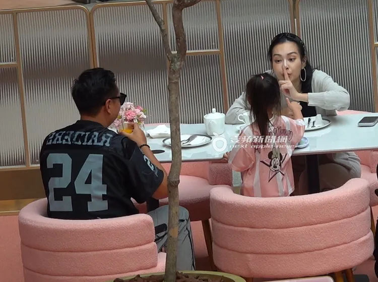 王思佳（右）見女兒開心放聲大叫，連忙比了「噓」要女兒安靜。特勤中心攝