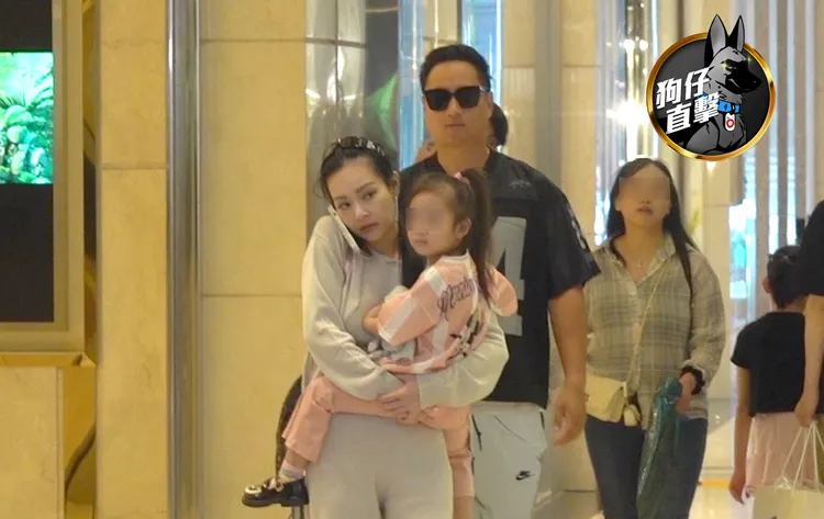 王思佳抱著4歲女兒小王美，一邊講手機，與老公Joe逛微風信義。特勤中心攝