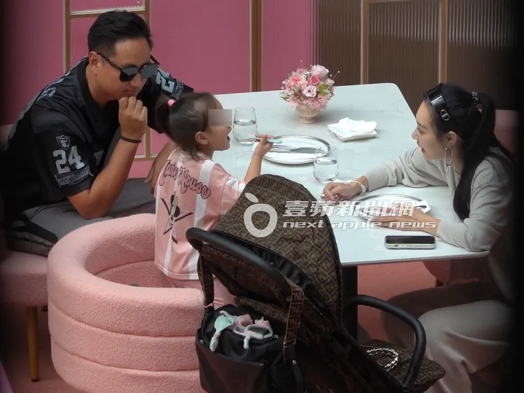 王思佳（右）和Joe教導女兒餐桌禮儀。特勤中心攝