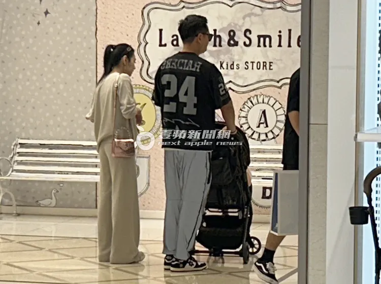 王思佳（左）一家三口在新光三越A8館度過歡樂親子時光。特勤中心攝