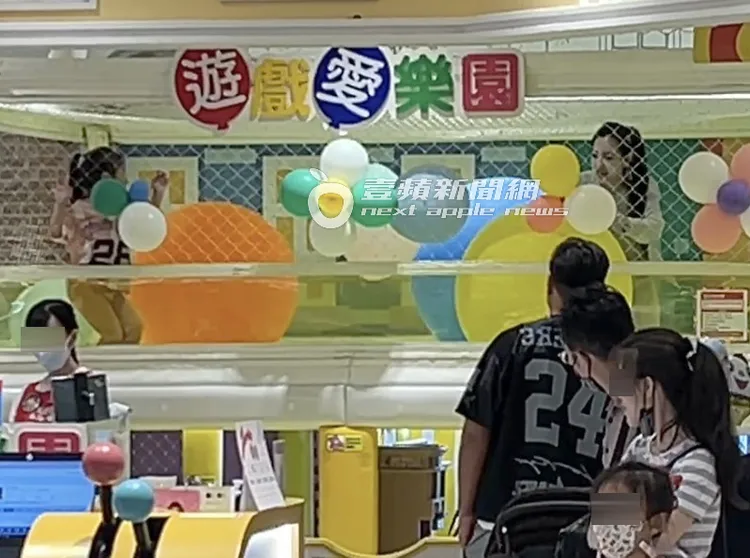 王思佳（右）不顧形象陪女兒在球池跳躍。特勤中心攝