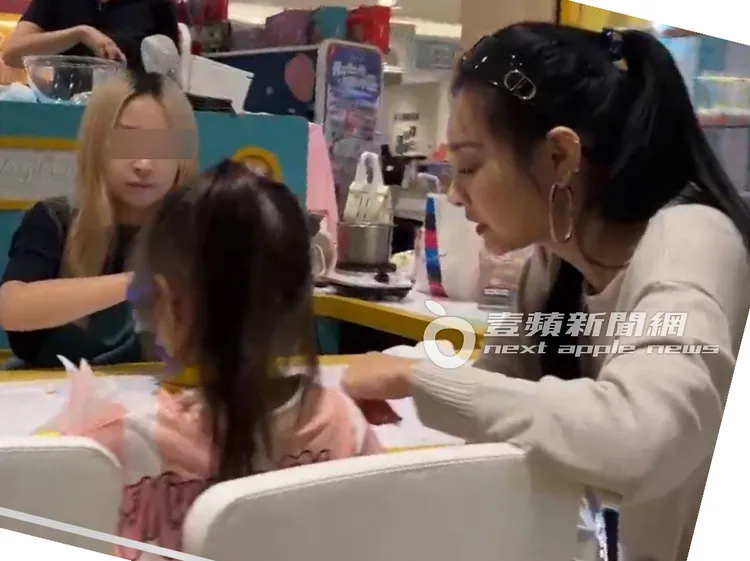 王思佳和女兒一起做泡澡球。特勤中心攝