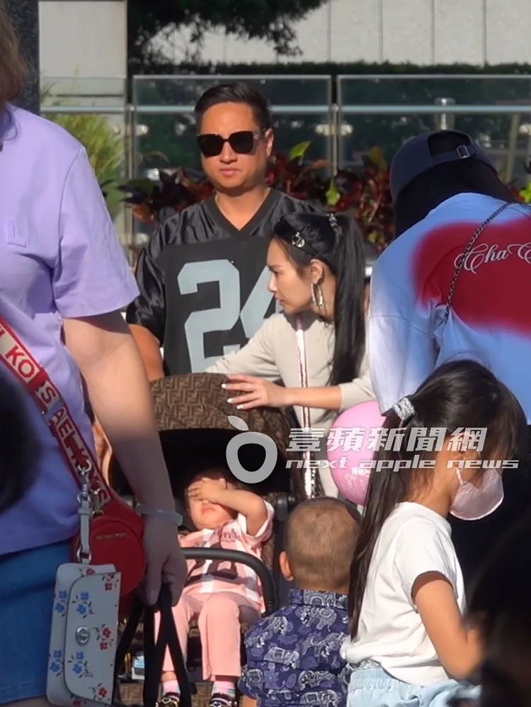 王思佳（右）與老公Joe推著FENDI嬰兒車，女兒用手遮眼睛擋陽光。特勤中心攝