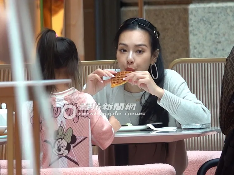 愛女心切的王思佳，幫女兒吹涼鬆餅。特勤中心攝