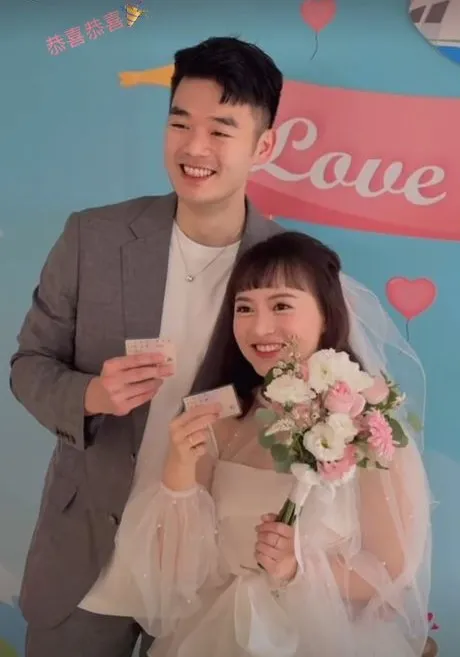 王齊麟（右）與女友陳詩媛，今天登記結婚。翻攝詩雅IG