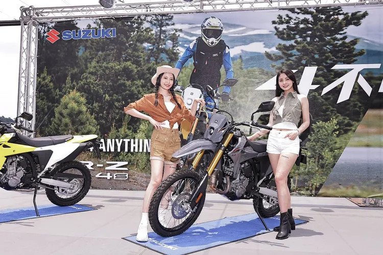 DR-Z4S 主打全地形越野能力，配備水冷 DOHC 單缸引擎、21/18 吋鋼絲框與全可調 KYB 懸吊系統。業者提供